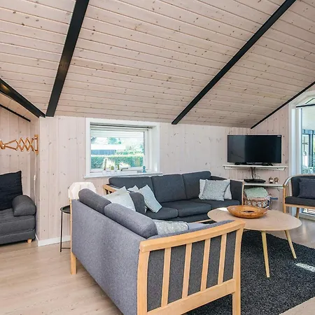7 Person In Hejls-by Traum